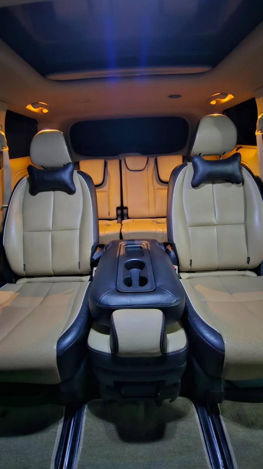 Interior da Kia Carnival com bancos de couro caramelo e teto solar